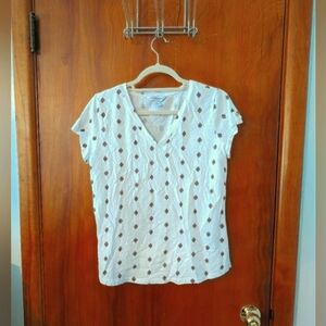 White fitted blouse with scoop neck and cap sleeves